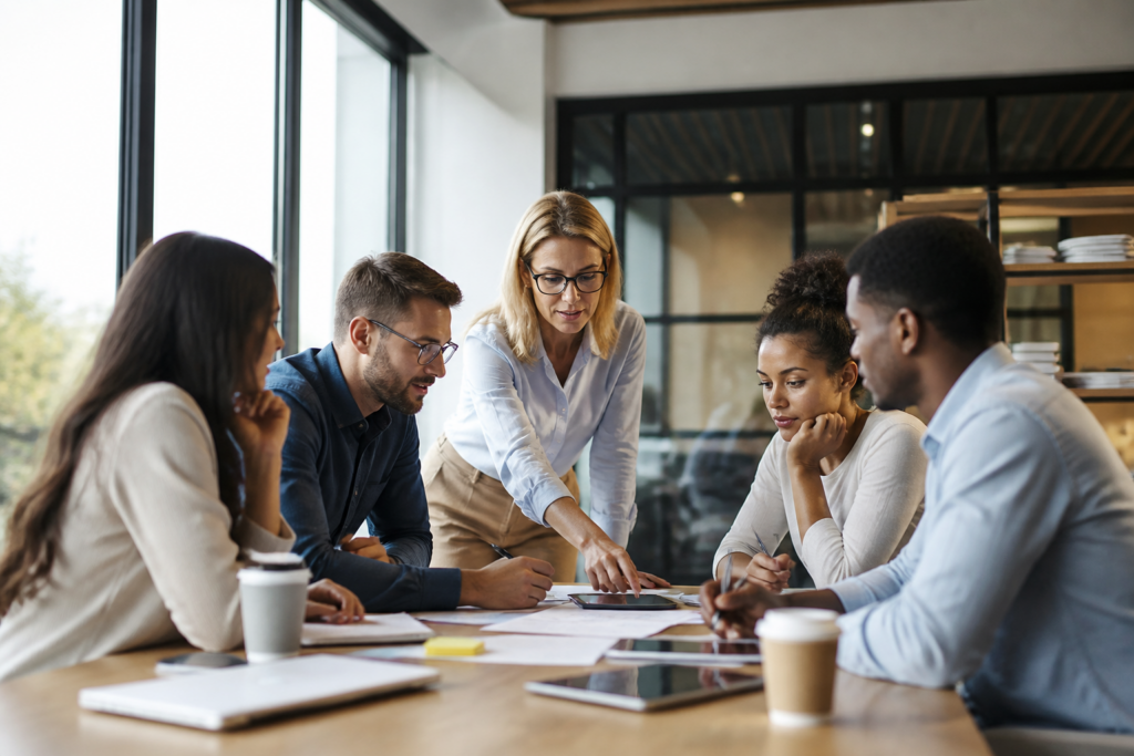 Professionnels en formation dans un bureau collaboratif