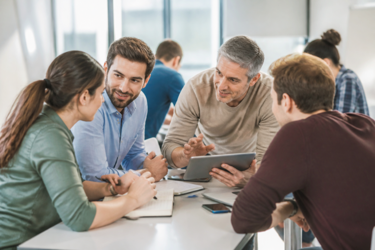 Participants à une formation professionnelle en pleine discussion