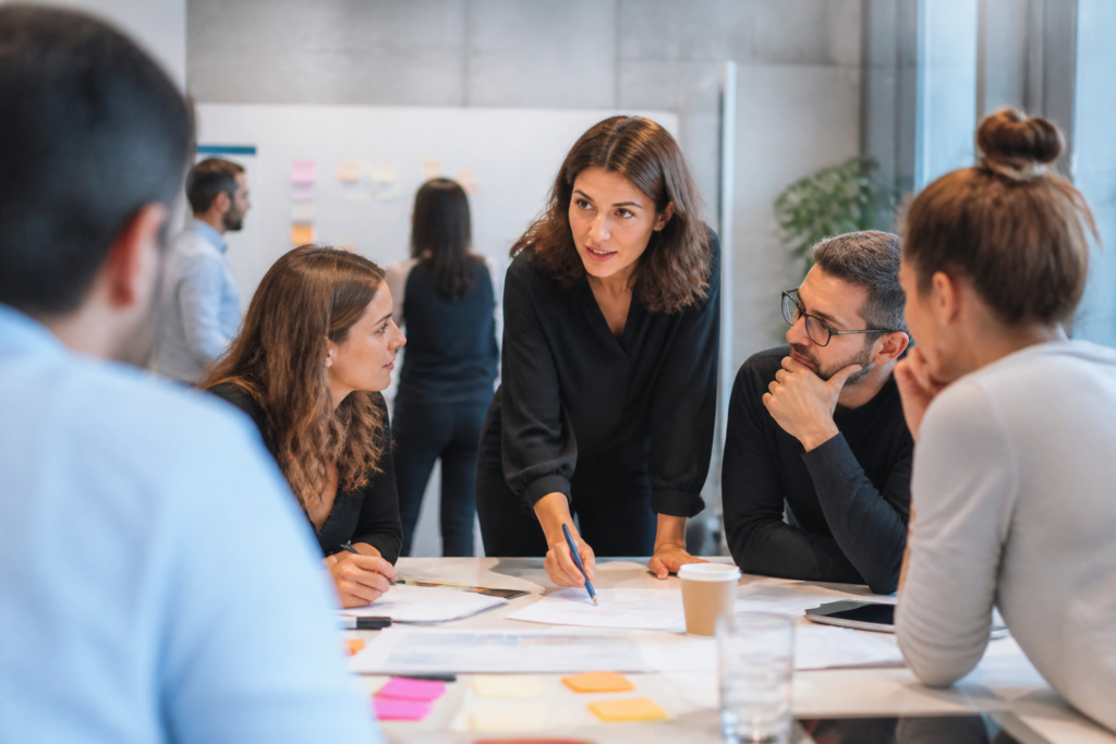 Groupe de professionnels participant à une formation en atelier