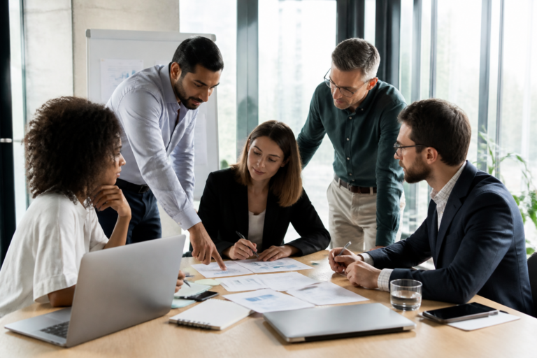 Réunion de travail en formation professionnelle dans un bureau moderne