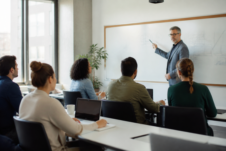 Session de formation professionnelle en groupe dans une salle moderne