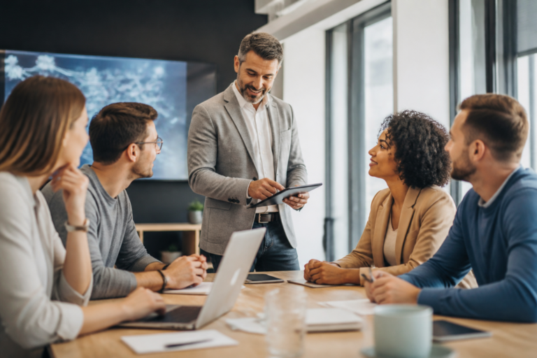Séance de formation professionnelle moderne avec formateur et participants