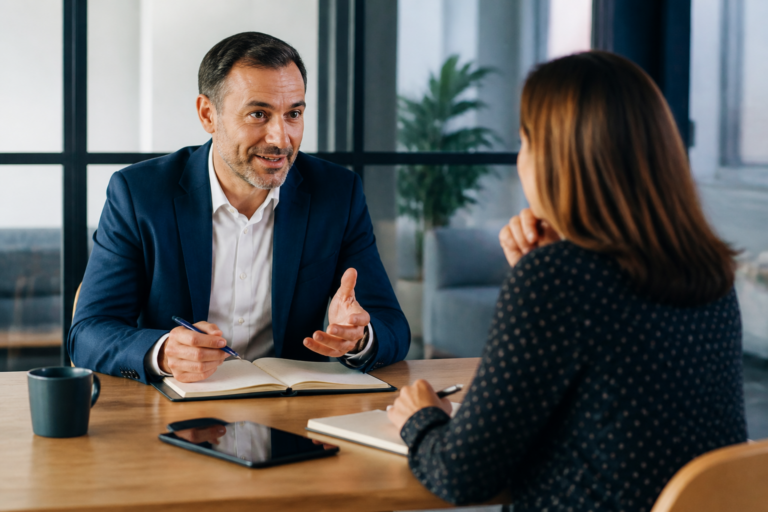 Séance de coaching en reconversion professionnelle entre un coach et une personne