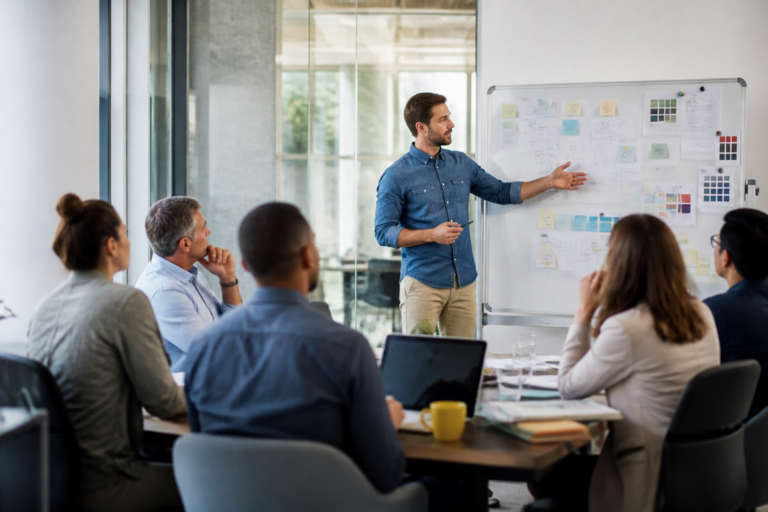 Groupe de professionnels en formation dans un bureau moderne