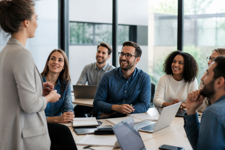 Professionnels en formation collective dans un environnement moderne