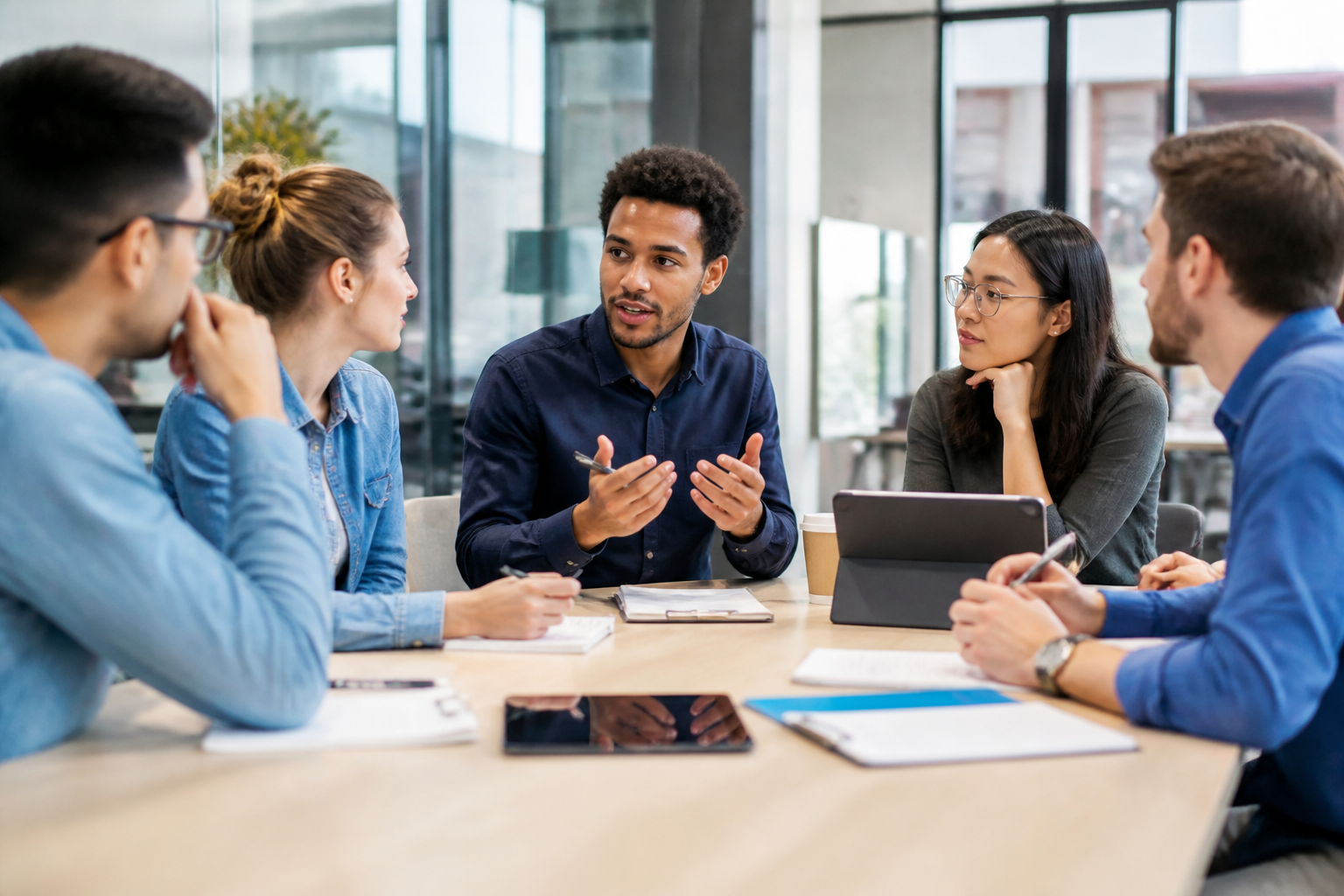 Réunion de travail en formation professionnelle avec échanges et prises de notes