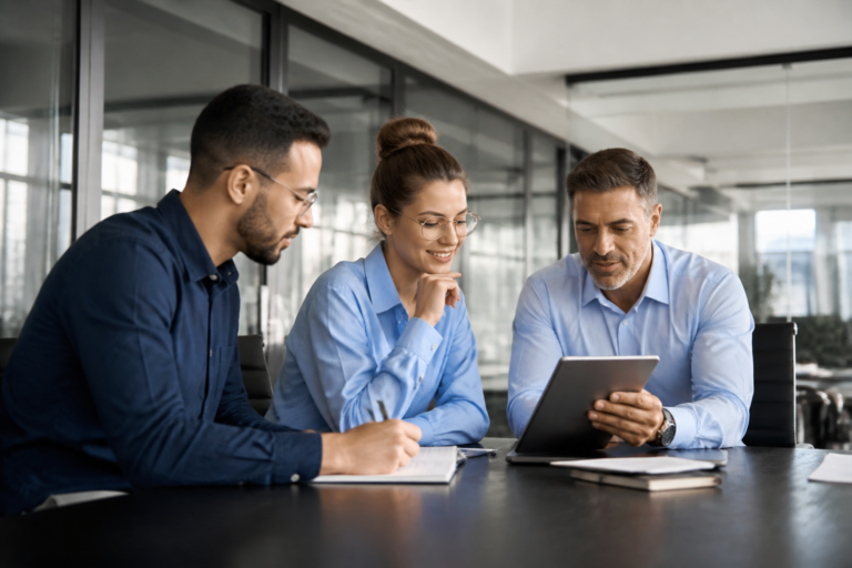 Groupe de personnes en formation soft skills en réunion de travail