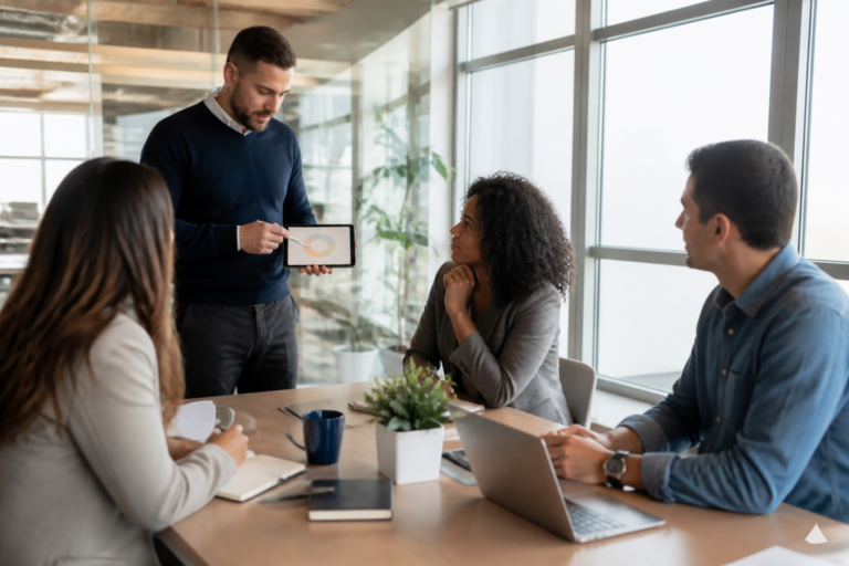 Manager expliquant les niveaux de compétences professionnelles à son équipe en réunion