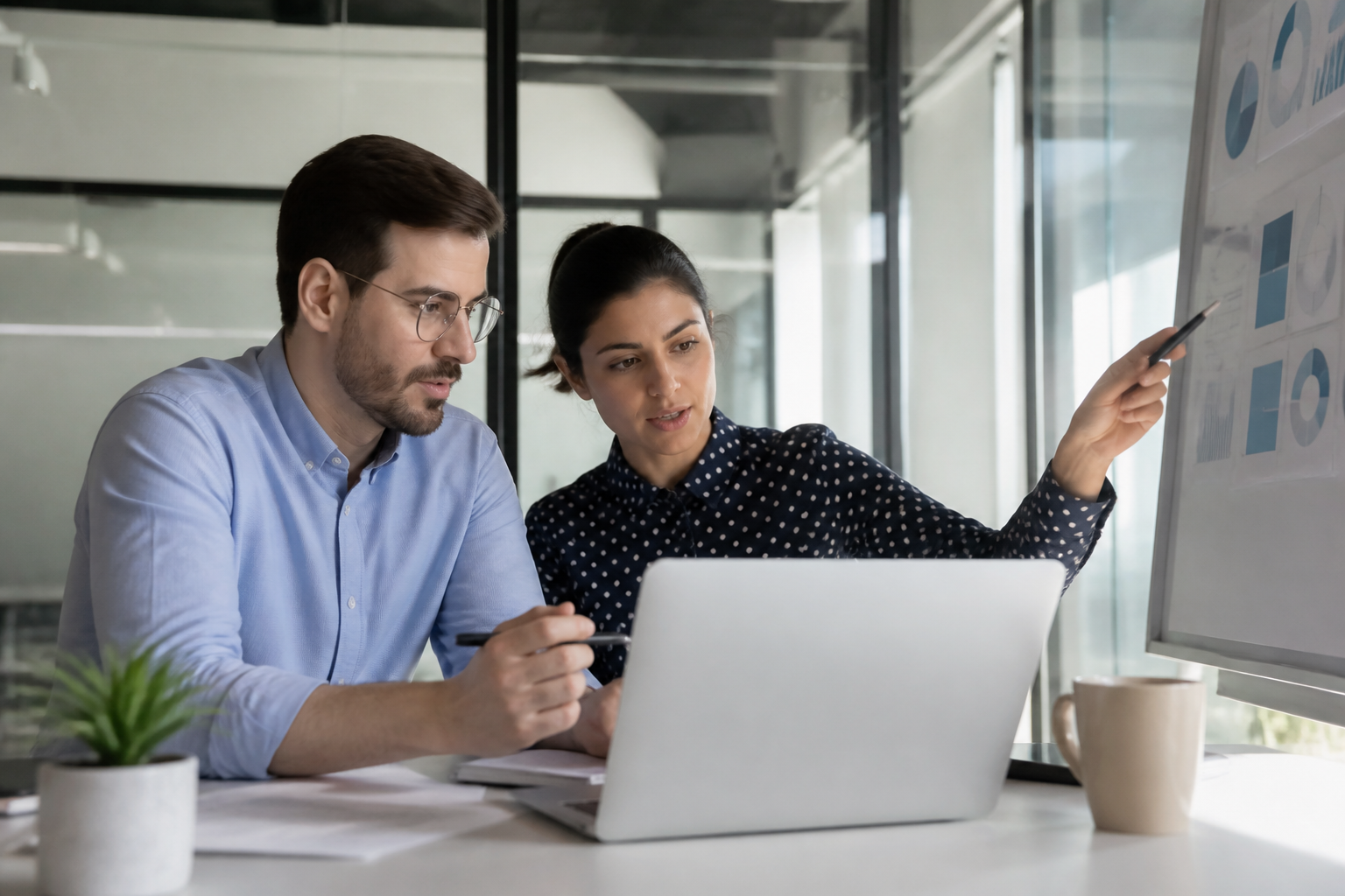 Manager et collaboratrice discutant des compétences professionnelles sur un ordinateur