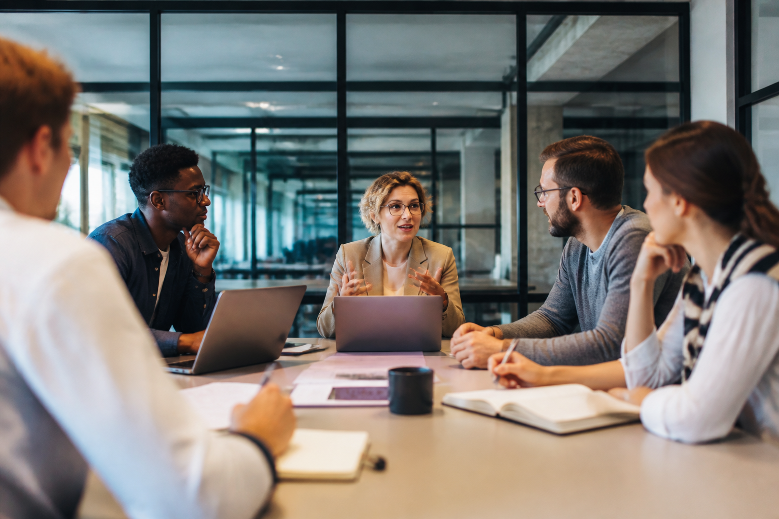Réunion de travail en bureau moderne avec échanges d'idées