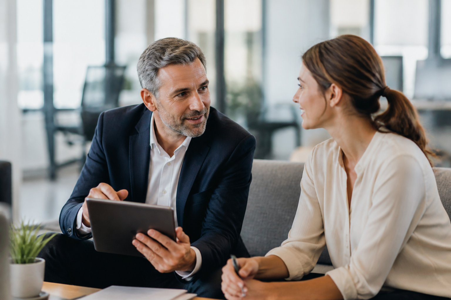 Manager accompagnant un collaborateur lors d'une réunion de travail