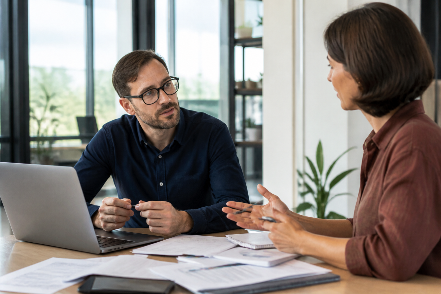 Conseiller et manager discutant d'un projet de reconversion professionnelle