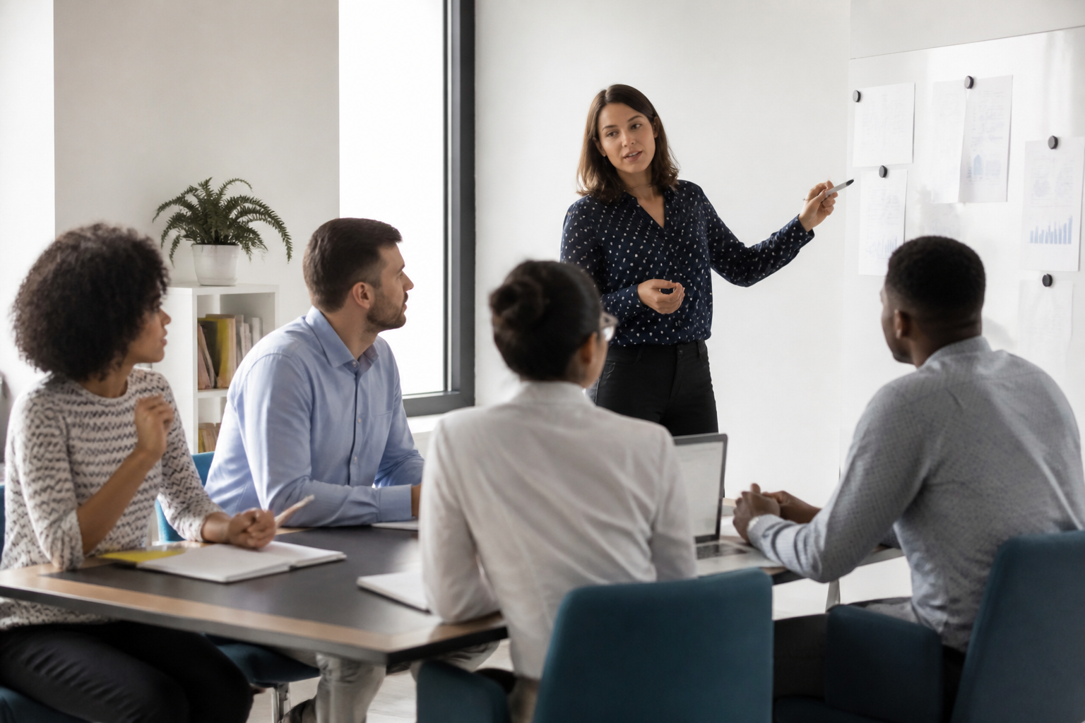 Réunion de travail sur un projet de formation professionnelle et reconversion