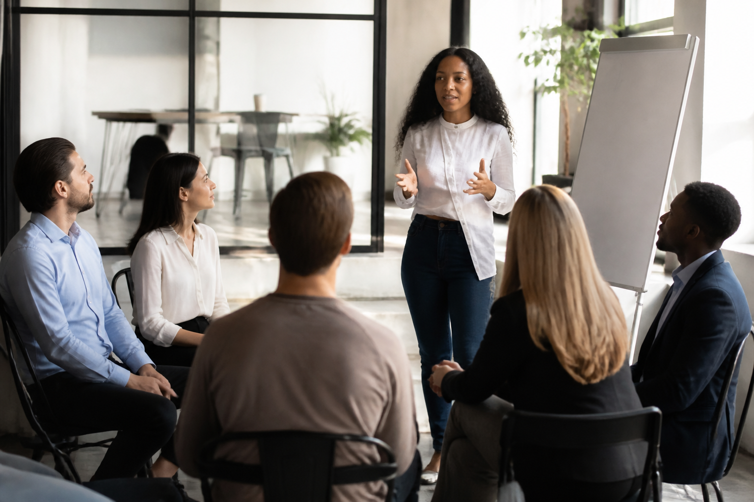 Atelier de coaching pour manager, groupe en session collaborative en bureau moderne