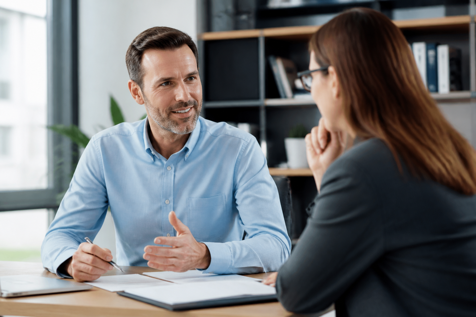 Manager accompagnant un collaborateur pour développer ses compétences comportementales