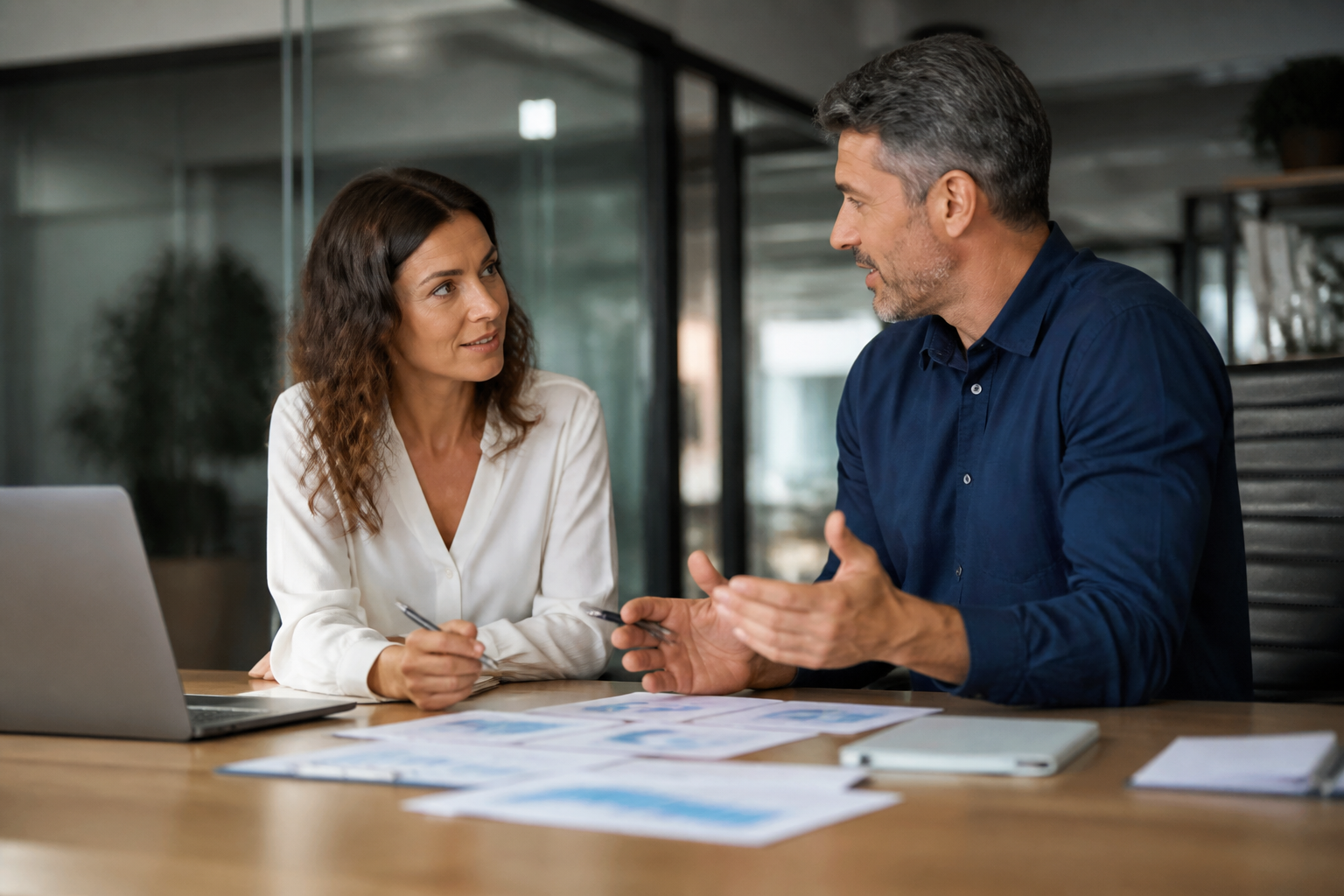 Responsable RH et manager en réunion de préparation formation