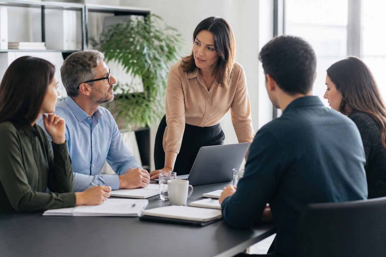 Réunion de travail entre manager et collaborateurs dans un bureau lumineux