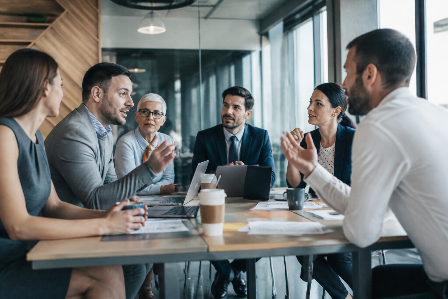 Réunion entre managers et responsables RH autour d'une table de travail