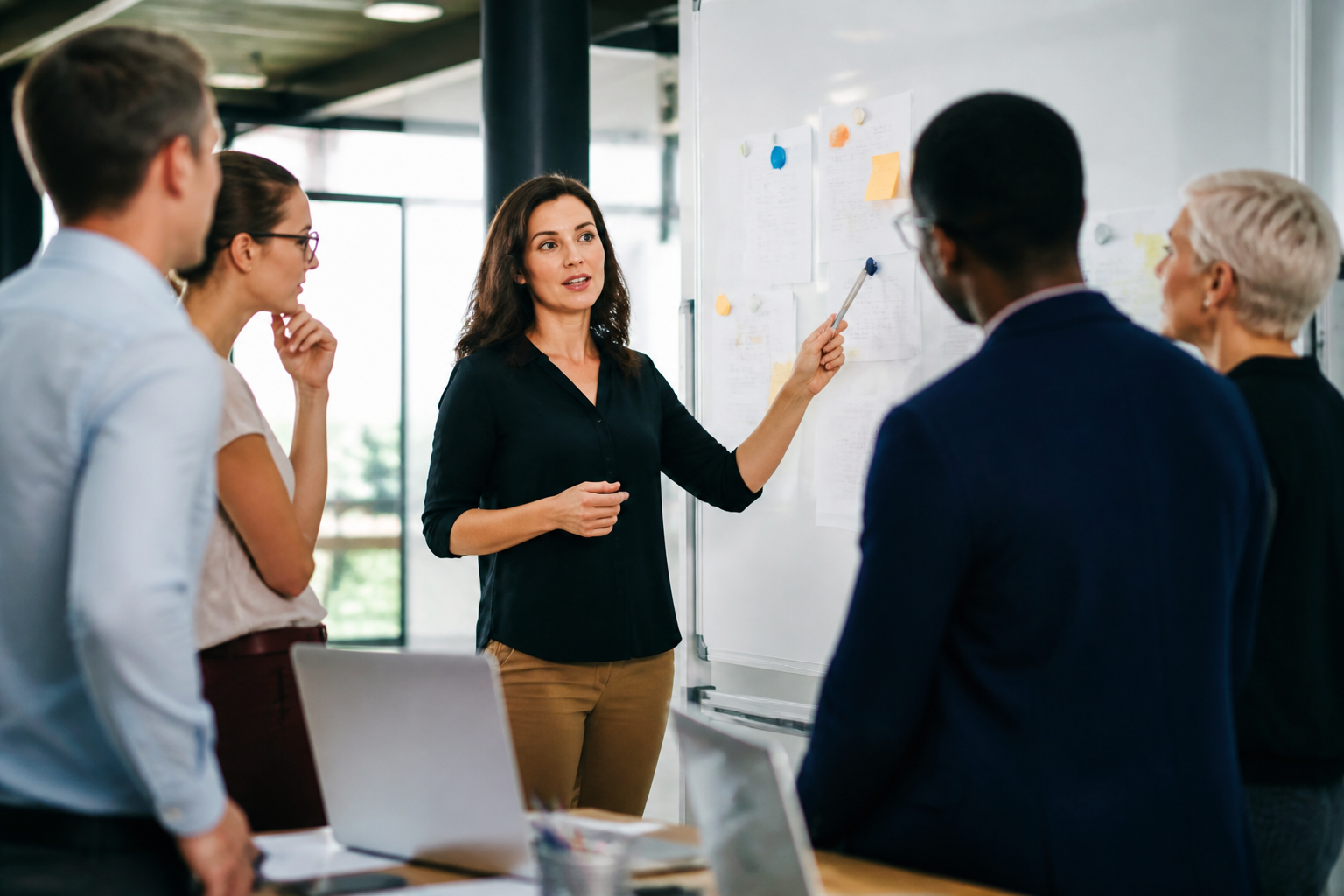 Atelier de formation professionnelle avec groupe collaboratif