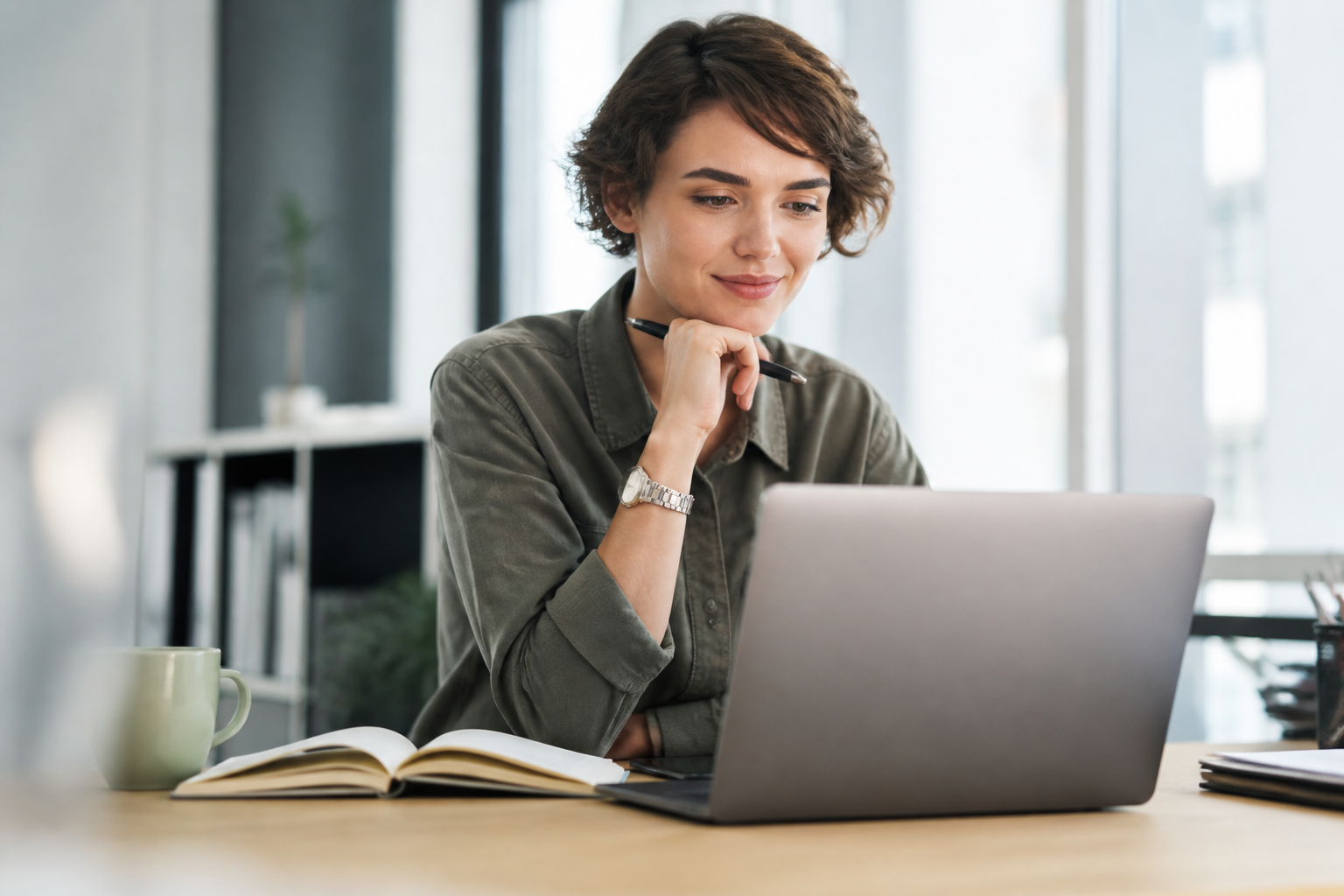 Indépendant préparant un projet de formation avec son ordinateur