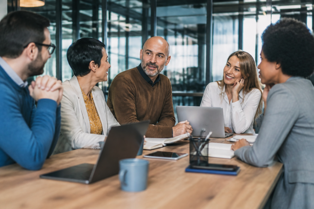 Managers en réunion de travail, échange sur projet de formation