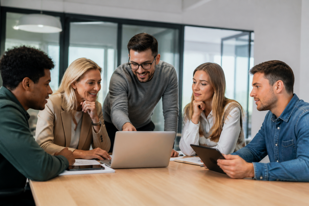 Séance de formation professionnelle en groupe avec outils numériques