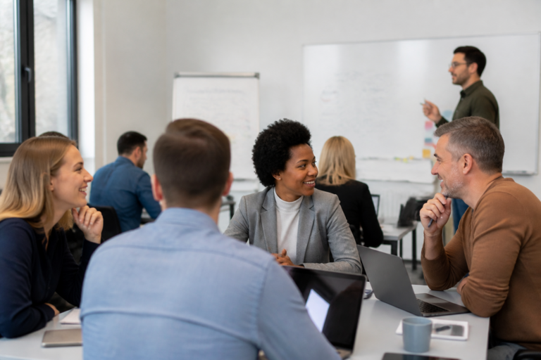 Professionnels en formation collaborative en salle moderne