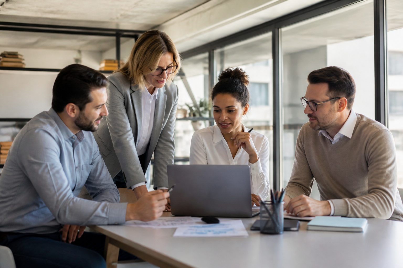 Professionnels en réunion de travail dans un bureau moderne