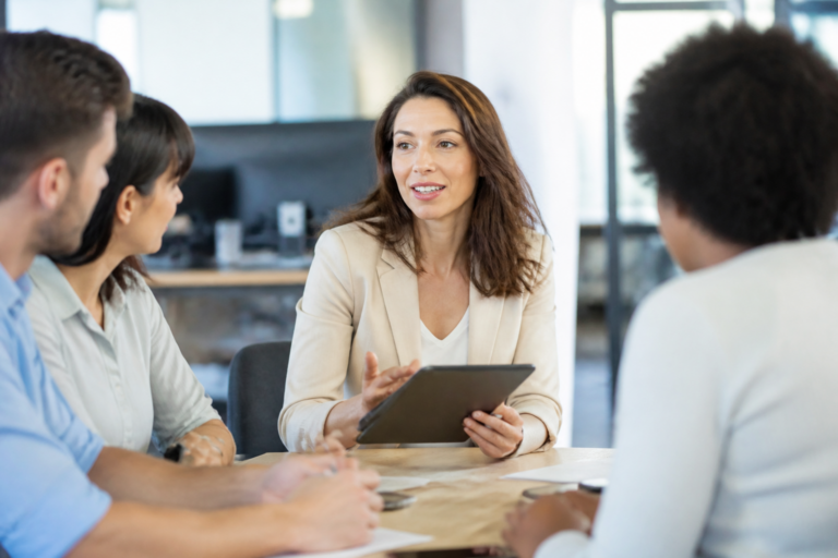 Femme active en réunion de travail avec tablette