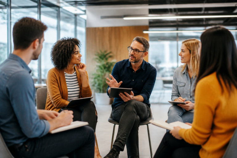 Groupe de professionnels en formation, échange autour d’un projet