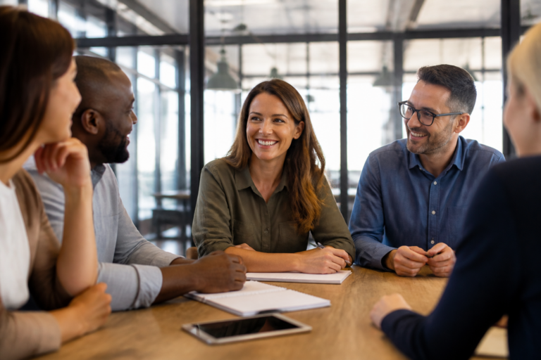 Professionnels en réunion de travail préparant une formation