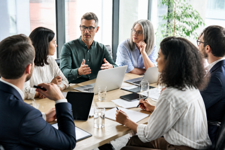 Réunion d'entreprise pour discuter de la digitalisation