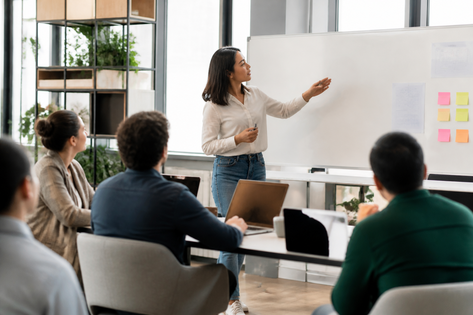 Personnes en formation professionnelle dans une salle moderne de coworking