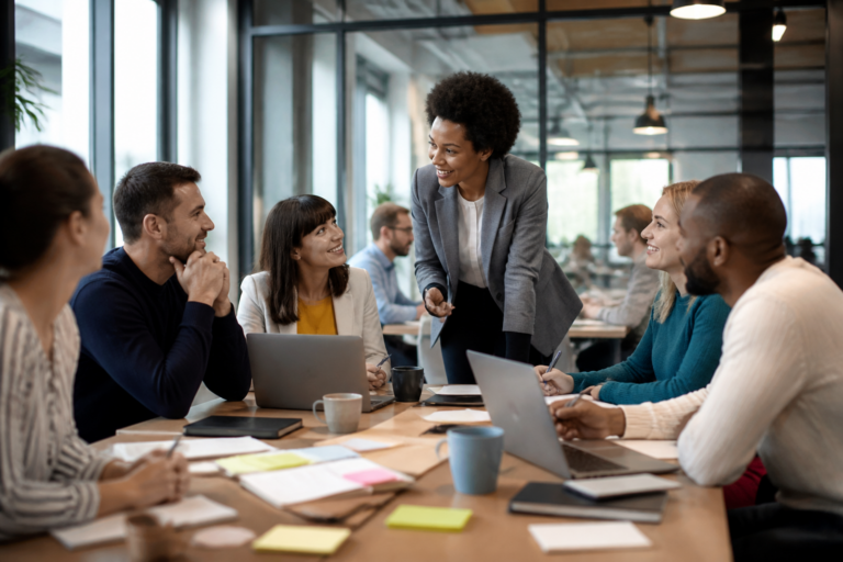 Professionnels en atelier de formation collaborative dans un bureau moderne