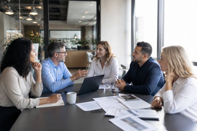 Réunion de travail sur un projet de formation professionnelle