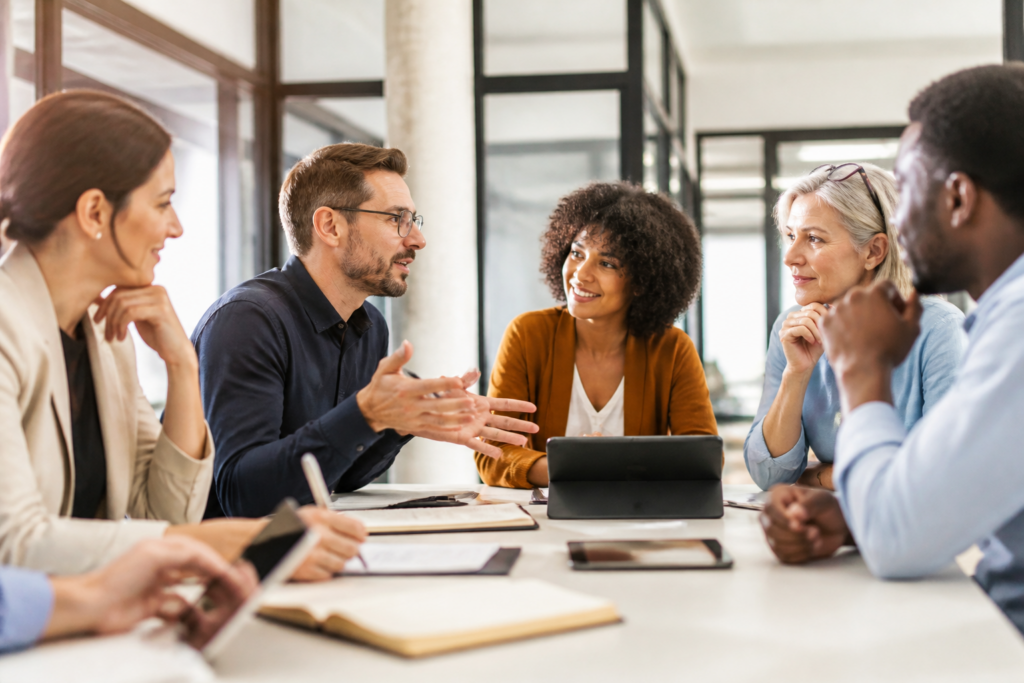 Discussion de bilan de compétences en milieu professionnel dans un bureau moderne