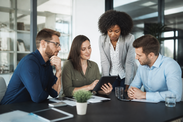 Managers et responsables RH en atelier de formation avec tablette numérique