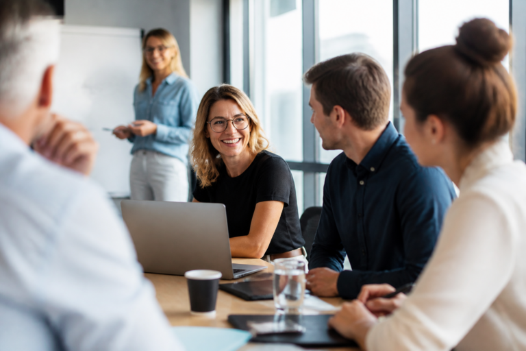 Personne en formation professionnelle avec ordinateur et carnet