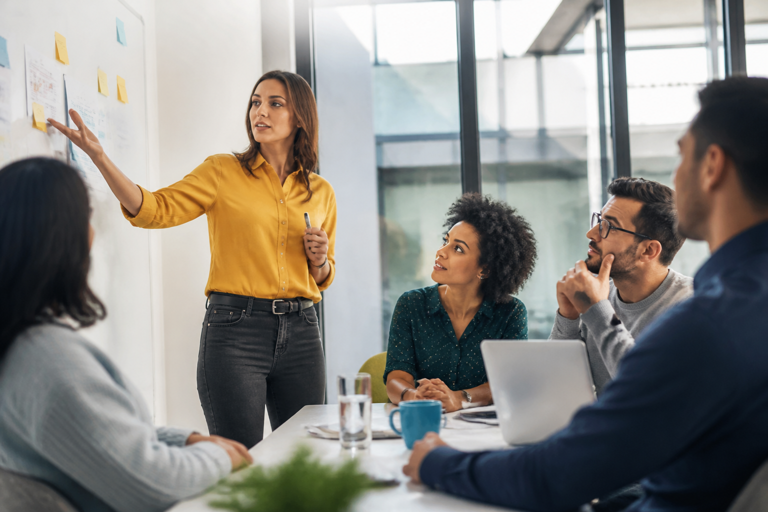 Manager présentant un projet de formation à ses collaborateurs