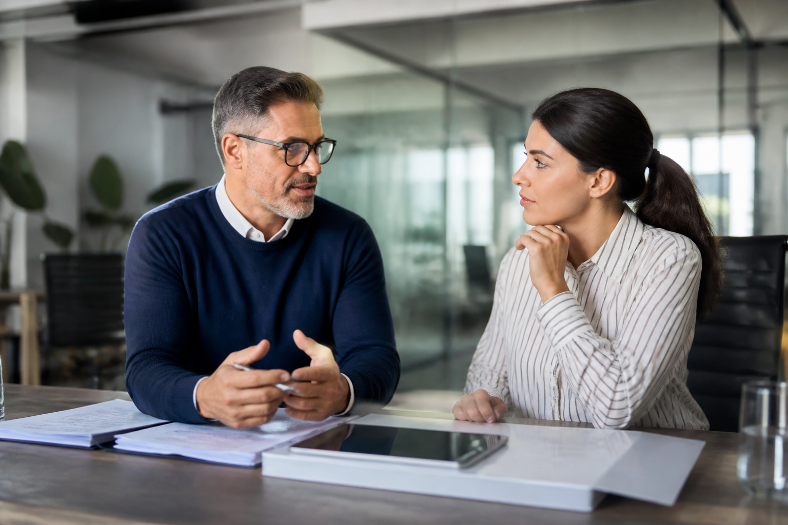 Manager et responsable RH en réunion pour choisir une formation