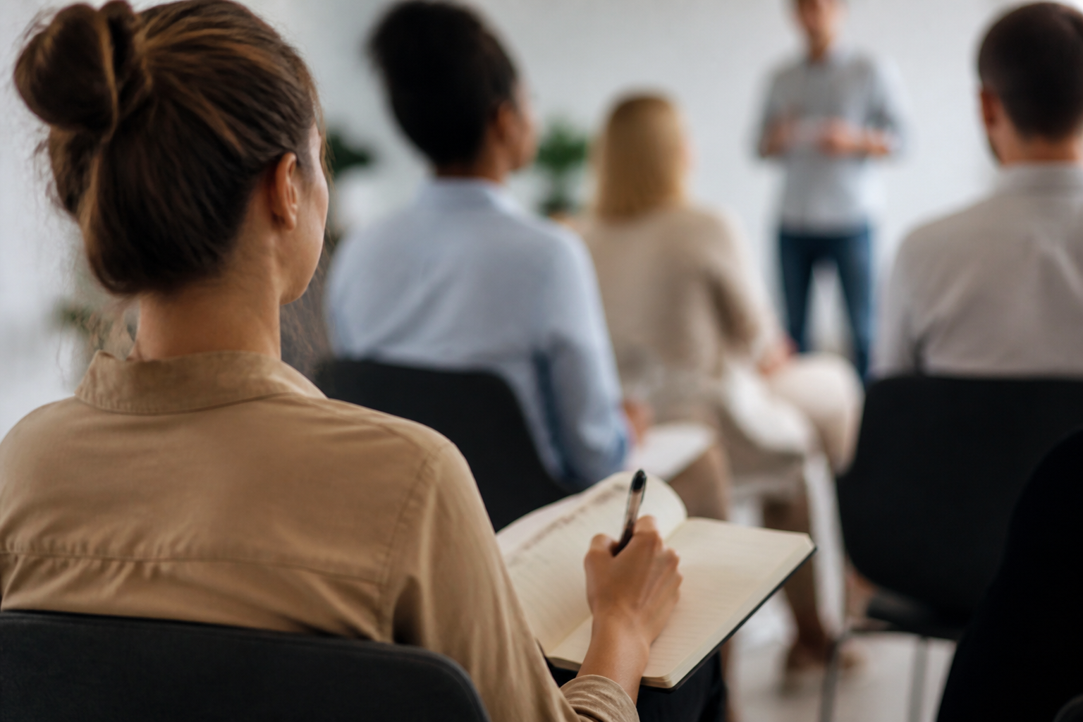 Participant prenant des notes lors d'une formation professionnelle