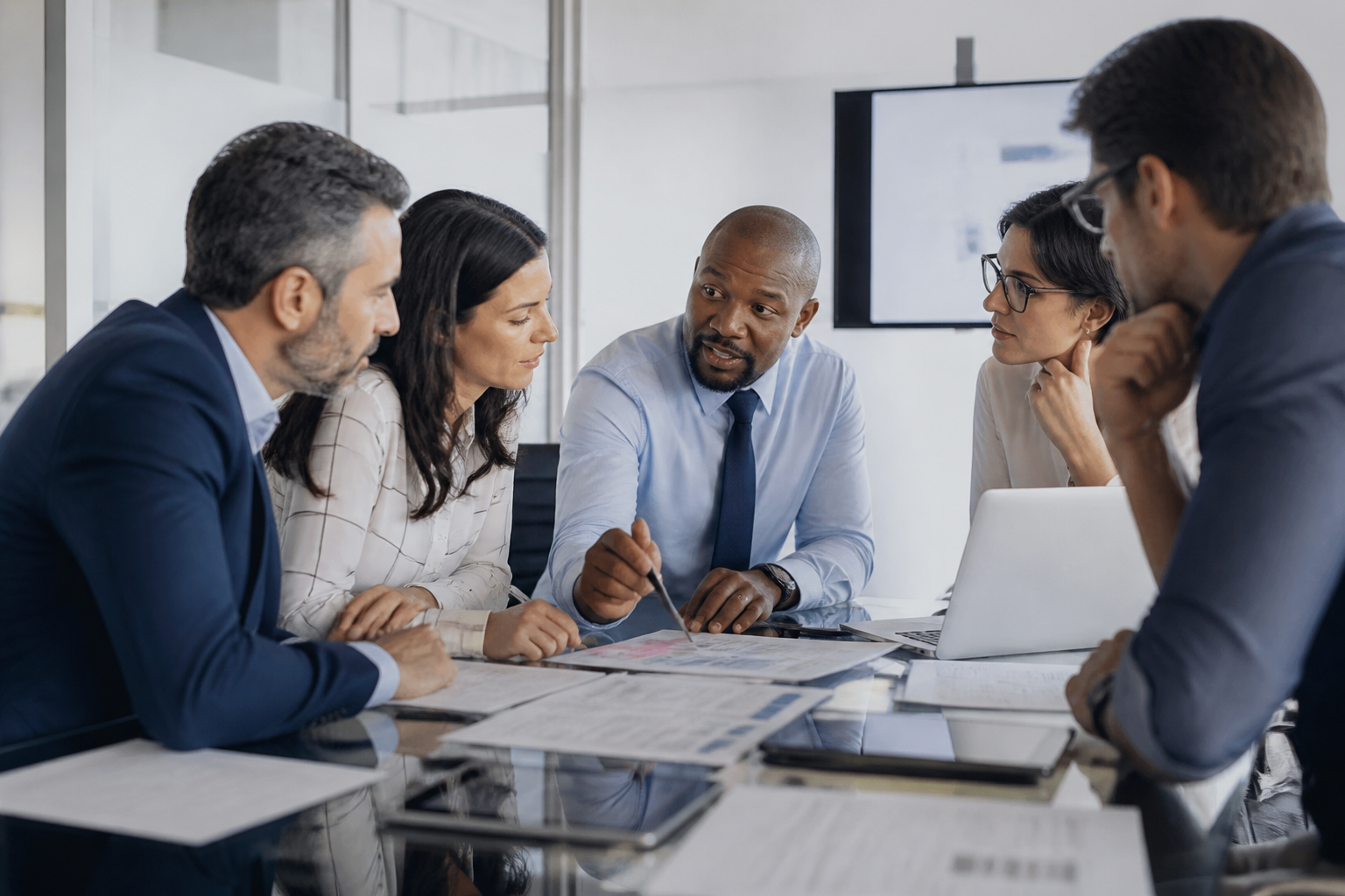 Réunion de managers autour d'un plan de formation dans un environnement de travail moderne