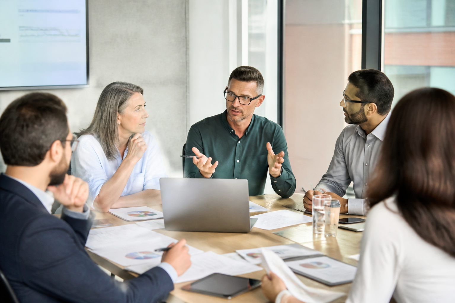 Réunion de managers en environnement professionnel moderne