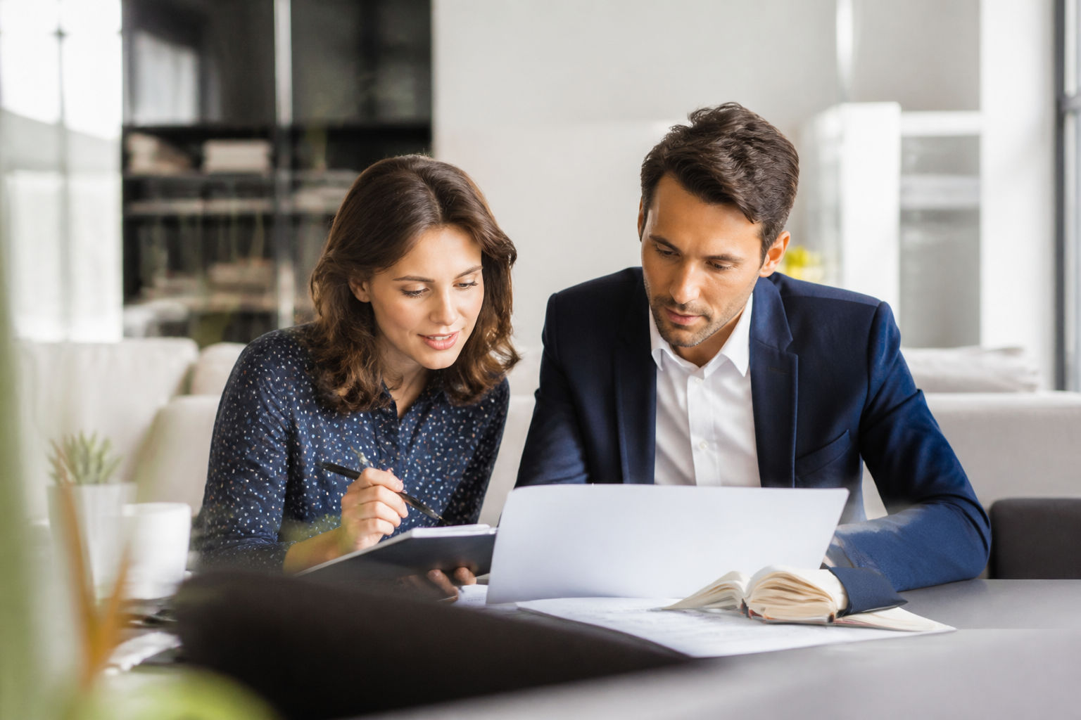Responsable RH vérifiant un dossier de formation et financement