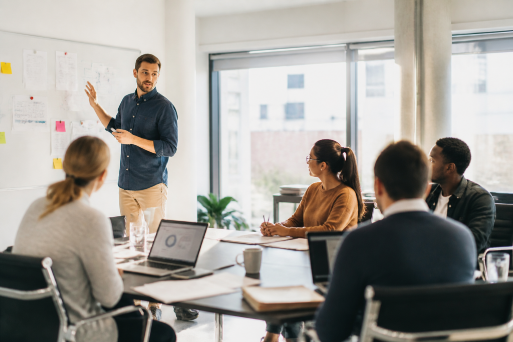Groupe de professionnels en session de formation en entreprise