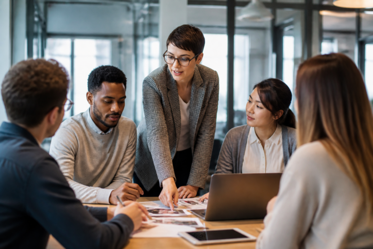 Participants à une formation professionnelle en salle contemporaine