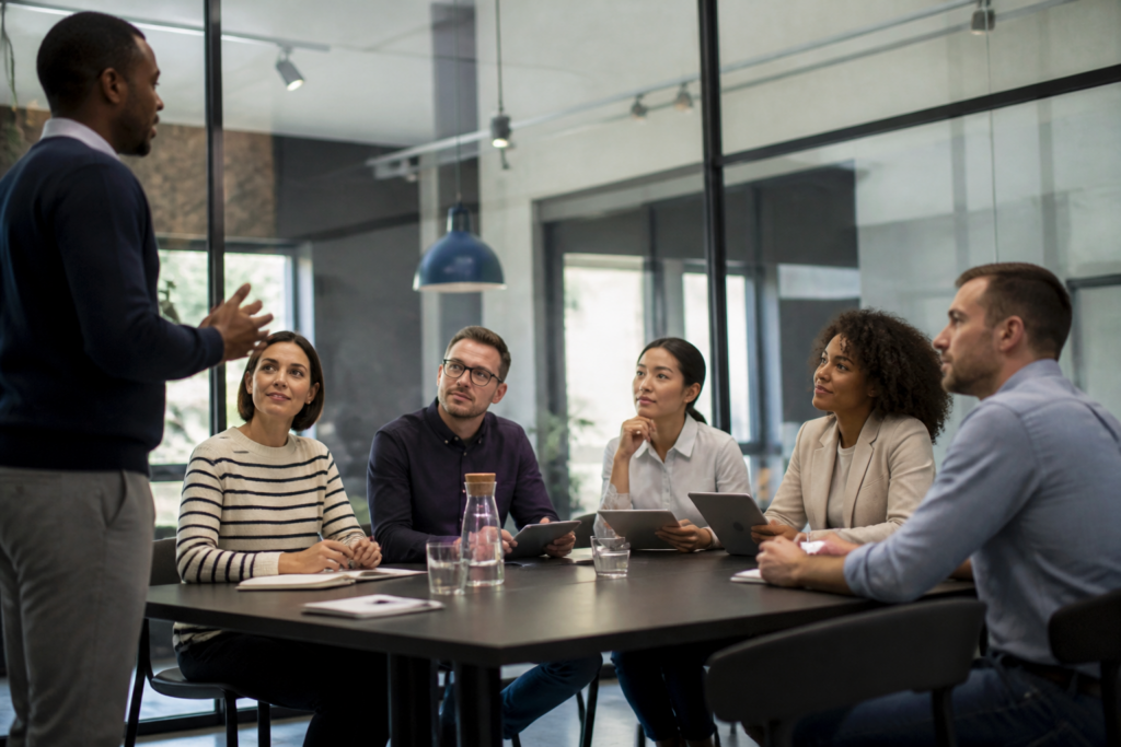 Session de formation professionnelle avec formateur et participants en environnement moderne