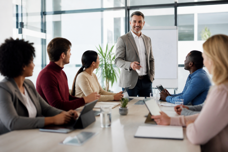 Session de formation professionnelle en salle moderne avec participants autour d'une table