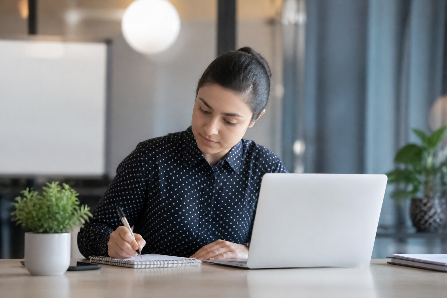Apprenant en formation professionnelle avec ordinateur et carnet