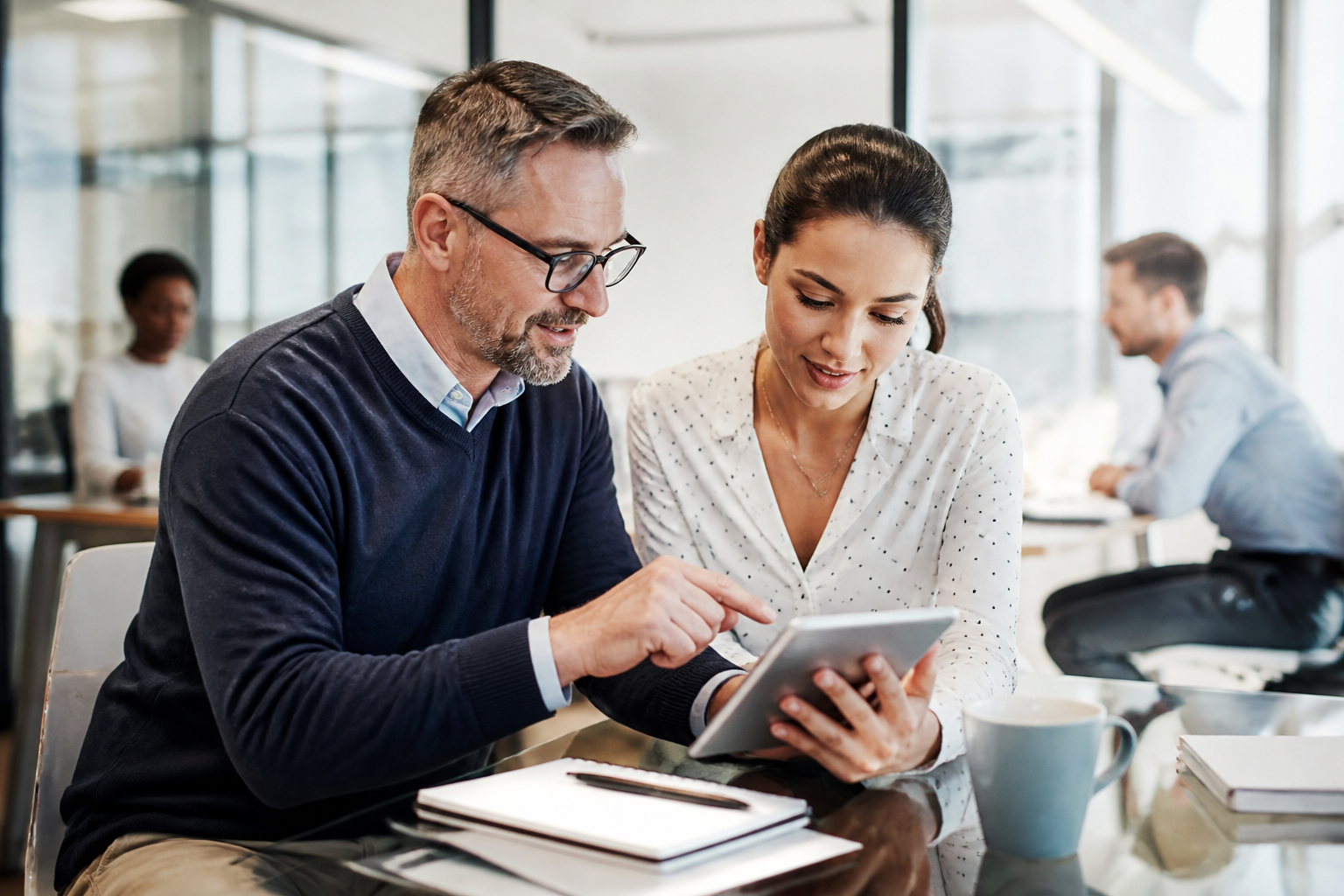 Manager et collaborateur en formation digitale en entreprise